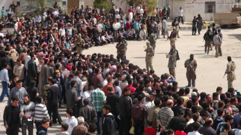 بالصور.. داعش تعدم شخصين بـ"ساطور " وتجلد ستة آخرين بريف حلب الشرقي