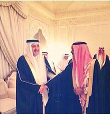 صورة تقبيل الأمير "مقرن" ليد شقيقه الأكبر تثير إعجاب "المغردين" و"المدونين"