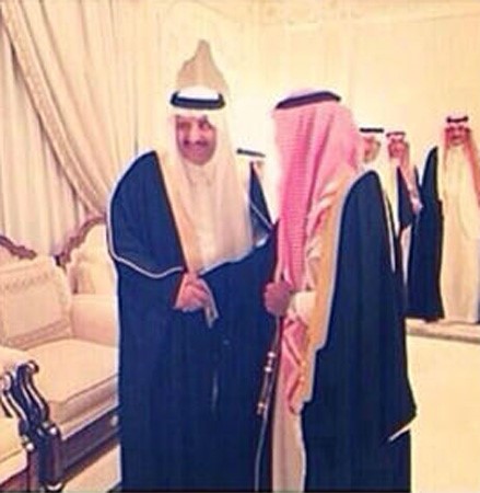 صورة تقبيل الأمير "مقرن" ليد شقيقه الأكبر تثير إعجاب "المغردين" و"المدونين"