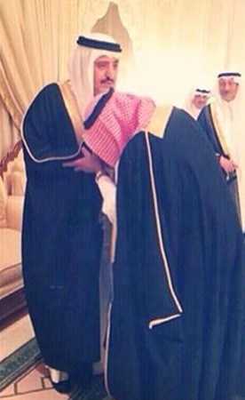صورة تقبيل الأمير "مقرن" ليد شقيقه الأكبر تثير إعجاب "المغردين" و"المدونين"