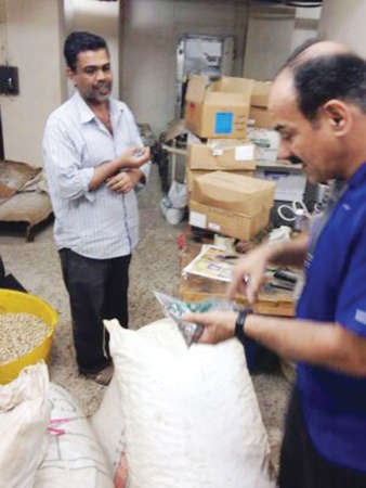مفتشو البلدية يعاينون صلاحية المواد الغذائية
