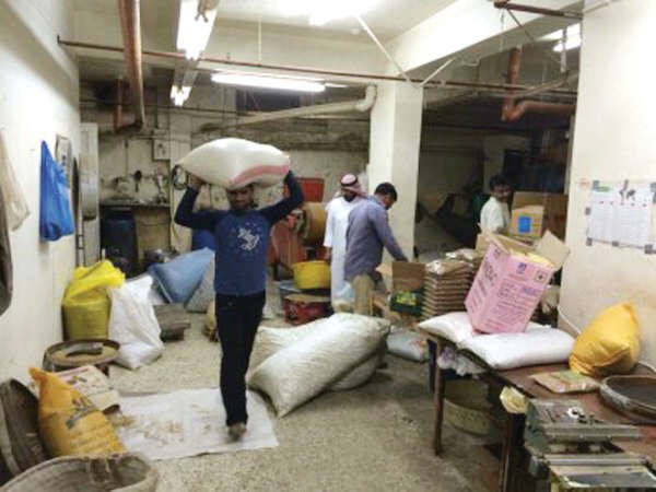 فريق الطوارئ خلال مصادرة المواد الفاسدة