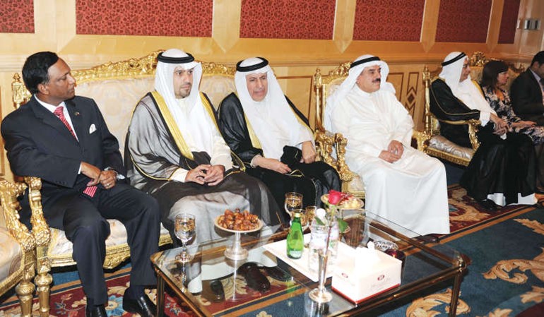 انس الصالح والسفير السعودي دعبد العزيز الفايز والسفير البنغلاديشي محمد اشهب الدين﻿