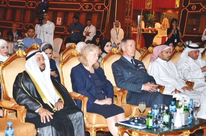 م اياد الحمود والكابتن اندي جرين في مقدمة الحضور﻿