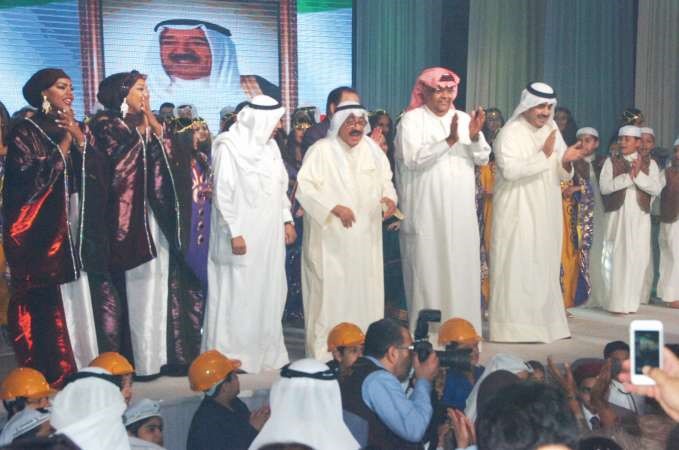 شيخ الملحنين انور عبدالله وشادي الخليج مع الفنانين المشاركين في اوبريت وتبقى الكويت يحيون الجمهور 	محمد هاشم﻿