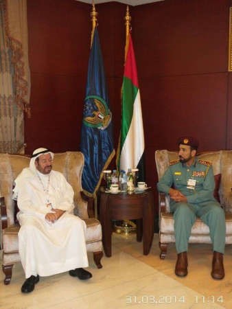 وكيل الداخلية الاماراتي خلال لقائه بمدير الاطفاء ﻿