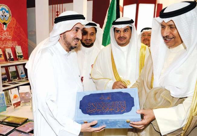 سمو رئيس الوزراء الشيخ جابر المبارك يتسلم هدية من ممثل الثقافة الاسلامية ﻿