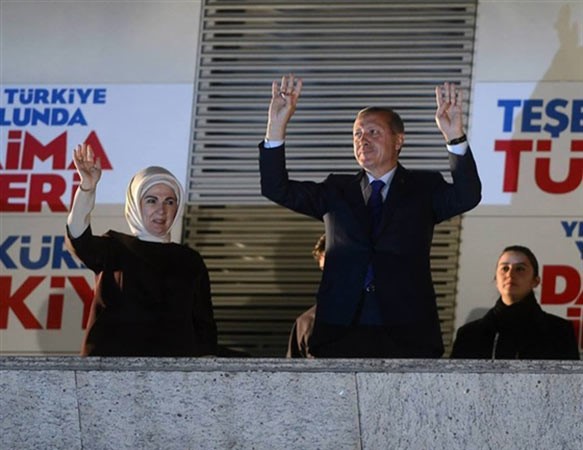 بالفيديو.. "أردوغان" يرفع "إشارة رابعة" بعد فوز حزبه في الانتخابات البلدية