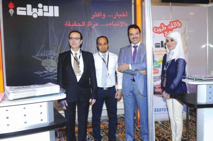 دفدوى المحمد ودجمال الحربي في جناح الانباء بالمعرض محمد خلوصي
