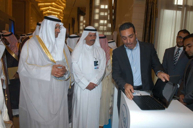  د علي العبيدي يستمع لشرح عن احدى التقنيات 