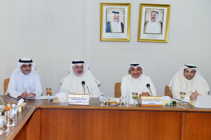 يعقوب الصانع ود عبدالحميد دشتي وخليل الصالح ود خليل عبدالله اثناء اجتماع لجنة الموارد البشرية