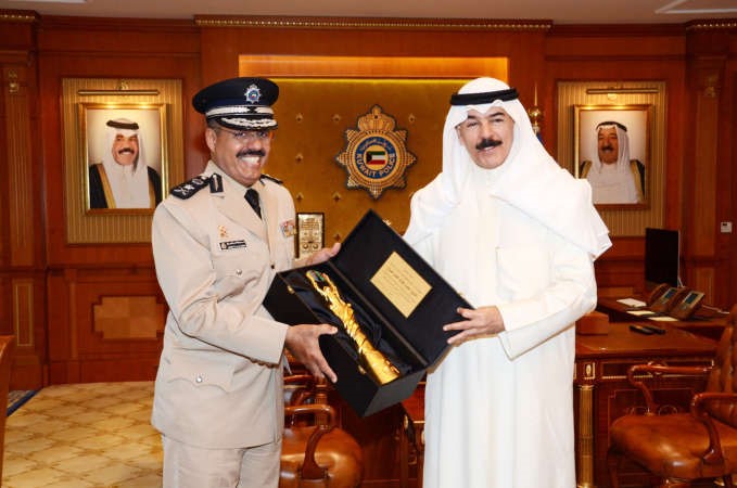 الشيخ محمد الخالد يتسلم درعا تذكارية من الفريق الشيخ احمد النواف﻿