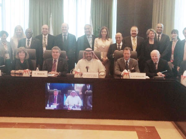 الشيخ احمد الفهد وتوماس باخ مع اعضاء انوك والقارات الخمس والامناء فيها ﻿