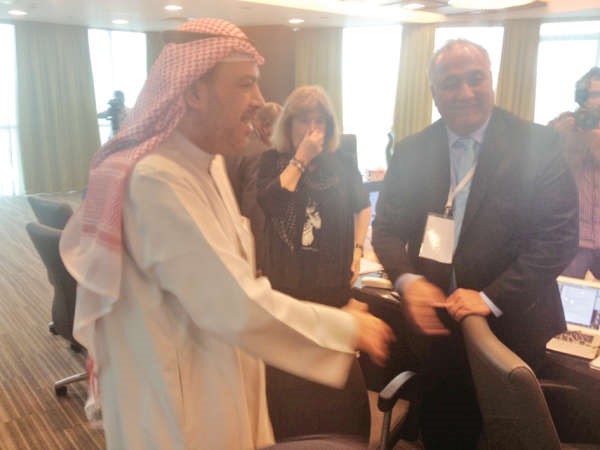 الفهد يصافح الحضور﻿