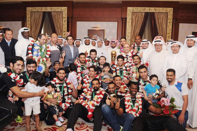 احمد الشحومي والشيخ احمد المنصور يتوسطان نجوم القرين بعد وصولهم قاعة التشريفات	 قاسم باشا﻿