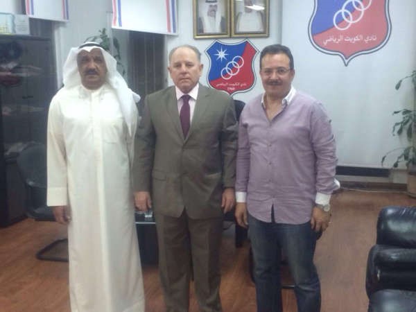 السفير الكوبي اندرس غاريدو يتوسط وليد الراشد وتامر عبدالعال﻿
