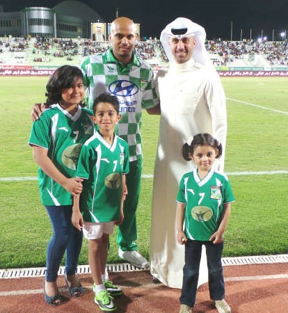 علي البغلي مع خالد عبدالقدوس خلال حفل الاعتزال﻿
