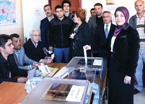 فاطمة تورو تدلي بصوتها امس الاول قبل اعلان فوزها كاول رئيسة بلدية محجبة في تركيا عن مدينة مرام افپ 