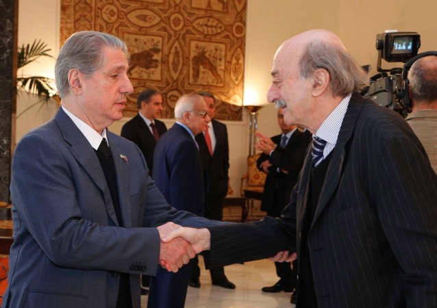 الرئيس امين الجميل مصافحا النائب وليد جنبلاط 