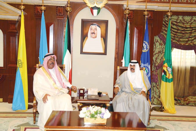 سمو ولي العهد الشيخ نواف الاحمد اثناء استقباله الشيخ جابر الخالد ﻿