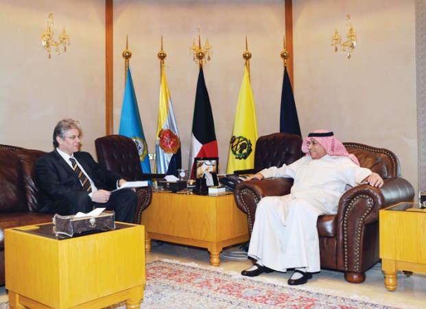 الشيخ خالد الجراح مستقبلا السفير السلوفاكي ﻿