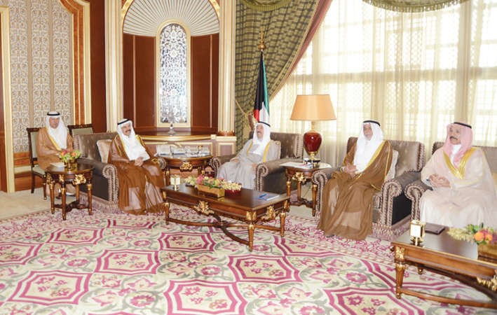 صاحب السمو الامير الشيخ صباح الاحمد خلال استقباله المستشار فيصل المرشد واعضاء المجلس الاعلى للقضاء﻿