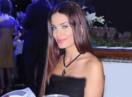 بالفيديو.. دومينيك حوراني تستعرض موهبة ابنتها في الغناء