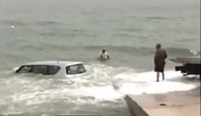 بالفيديو.. محاولات انتشال سيارة دفع رباعي قطرية غارقة في عرض البحر في ميناء عبدالله