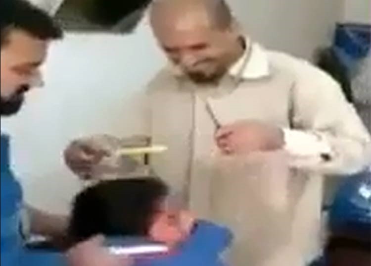 بالفيديو.. حلاق يضرب طفلا خائفا من قص شعره بقسوة وعنف 