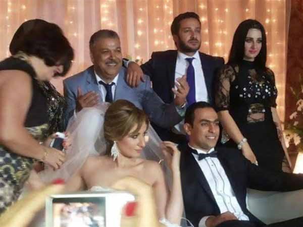 صافيناز ممنوعة من الرقص في زفاف صديقتها .. ومذهلة بالأسود