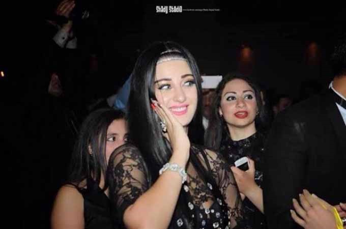 صافيناز ممنوعة من الرقص في زفاف صديقتها .. ومذهلة بالأسود