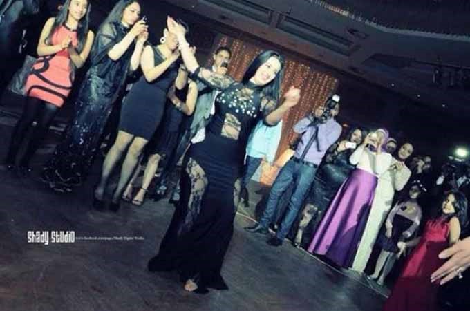 صافيناز ممنوعة من الرقص في زفاف صديقتها .. ومذهلة بالأسود