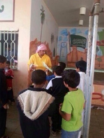 بالصور.. مُعلم سعودي يشارك في تنظيف مدرسته مرتدياً زي عمال النظافة