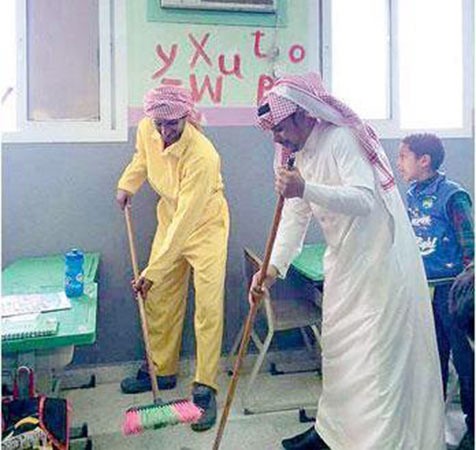 بالصور.. مُعلم سعودي يشارك في تنظيف مدرسته مرتدياً زي عمال النظافة