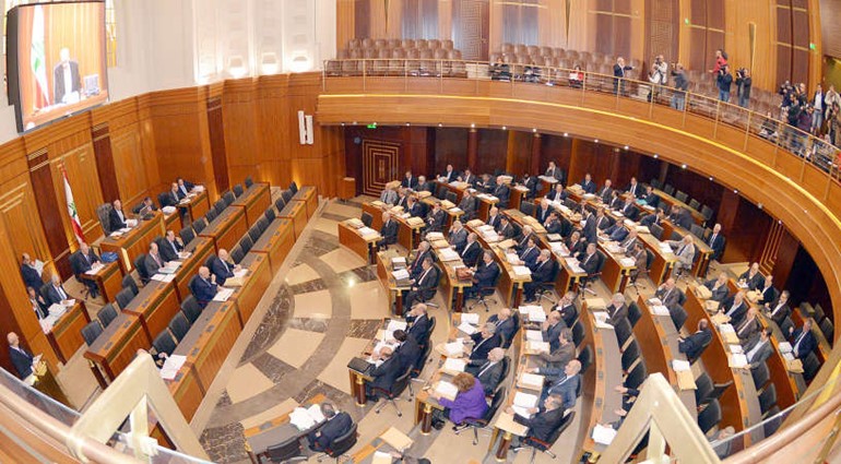 رئيس البرلمان نبيه بري مترئسا الجلسة التشريعية لمجلس النواب امس محمود الطويل