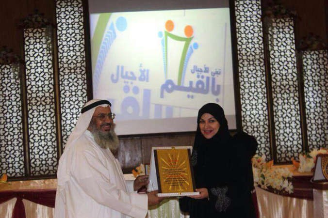 خالدة الشريعان تكرمدمحمد الراشد في ختام المحاضرة﻿