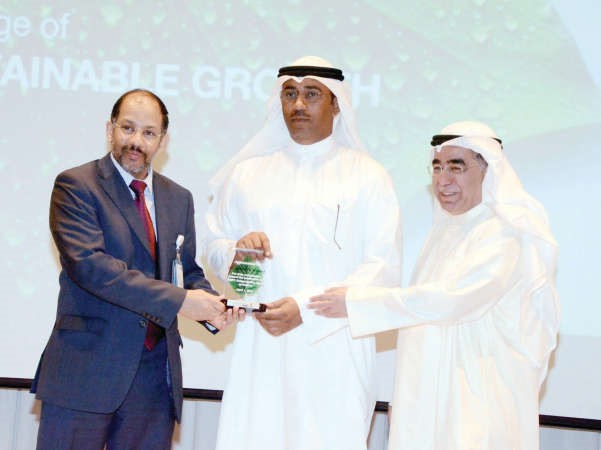 اسعد السعد ومحمد المطيري يكرمان احمد المزيعل