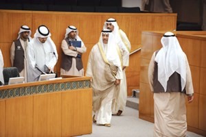 سمو رئيس الوزراء الشيخ جابر المبارك اثناء دخوله القاعة مع الشيخ صباح الخالد ويبدو وزير المالية انس الصالح هاني الشمري﻿