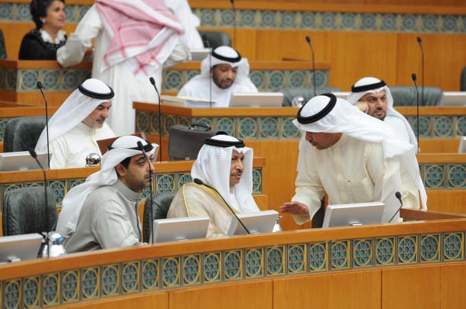 سمو رئيس الوزراء الشيخ جابر المبارك والشيخ محمد العبدالله وطلال الجلال ويبدو صالح عاشور
﻿