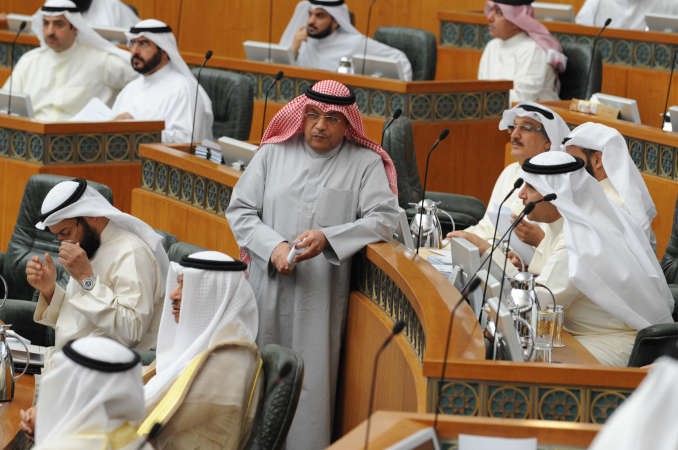 الشيخ خالد الجراح اثناء سير الجلسة
﻿