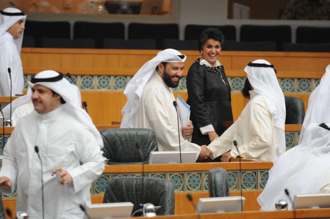 دعلي العمير يصافح داحمد بن مطيع
﻿