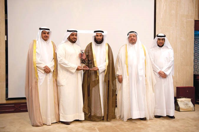 دنايف العجمي مكرما احد المشاركين بحضور دعادل الفلاح ومهدي براك وفهد الخزي قاسم باشا