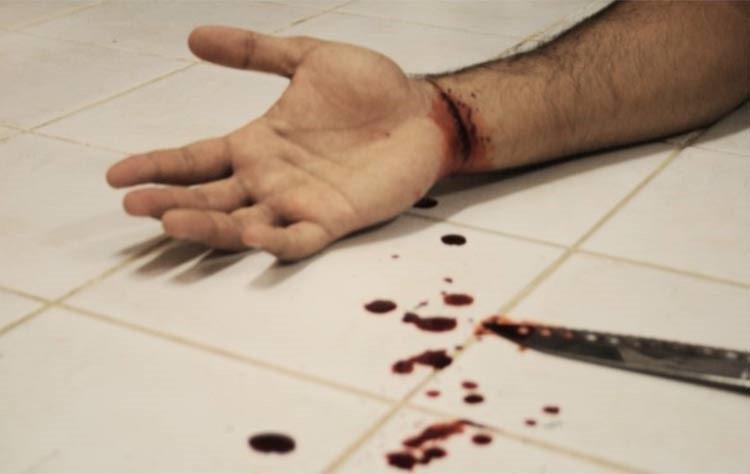 «بدون» شرع في الانتحار بقطع شرايين يده.. وانتحار نيبالي شنقاً بخزان مياه في الصبية