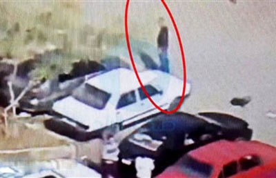 بالفيديو.. شاهد لحظة قيام طالب مصري بقطع شرايينه داخل الجامعة بعد انفصاله العاطفي عن زميلته