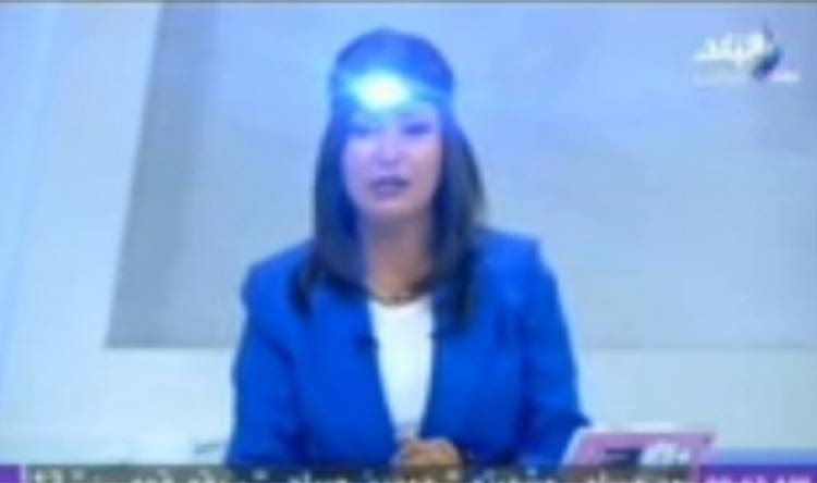 بالفيديو.. مذيعة مصرية تضع على رأسها «كشاف إضاءة»  أثناء تقديمها برنامجها 