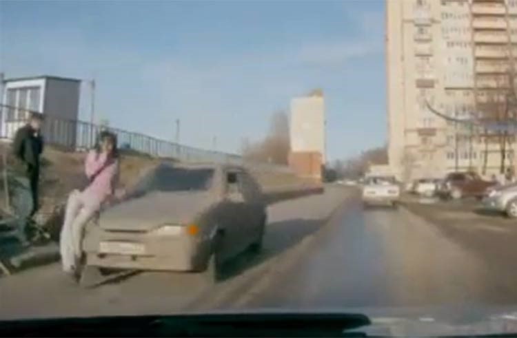 بالفيديو.. سيارة تصدم شابة أثناء تحدثها في «النقال»