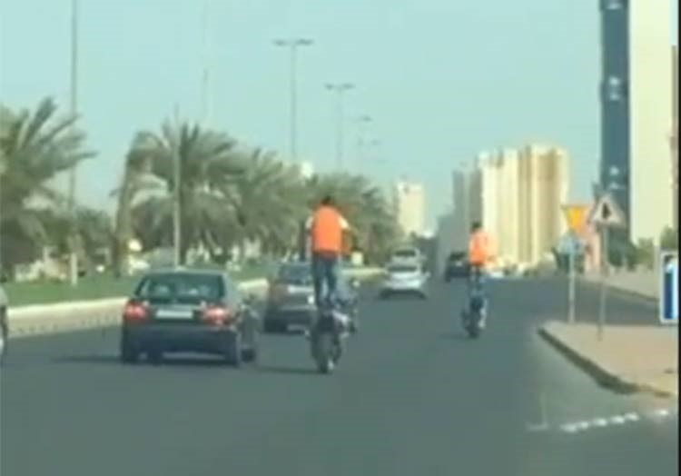 بالفيديو.. كويتيون يستعرضون وقوفاً على شارع الخليج بدراجاتهم النارية.. فيسقطون الواحد تلو الآخر 