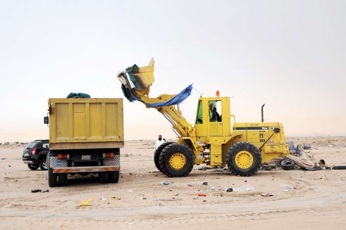اليات البلدية تواصل رفع المخلفات