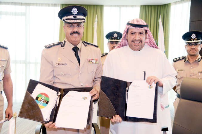 الشيخ احمد الفهد والفريق الشيخ احمد النواف يعد توقيعهما الاتفاقية ﻿