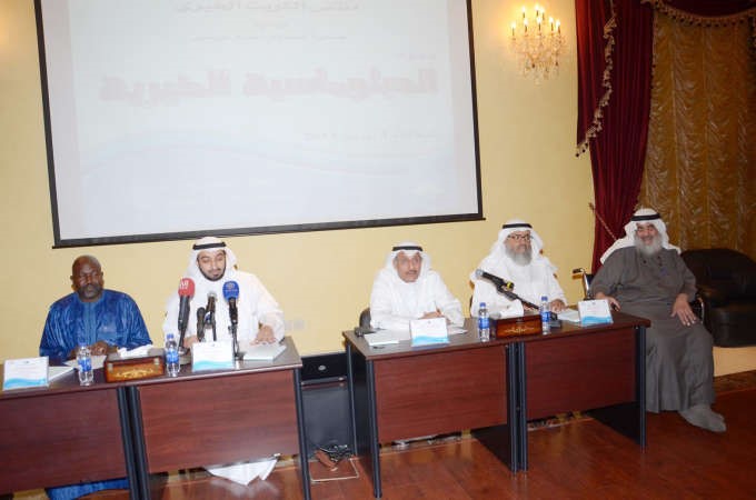 خالد المغامس ومحمد الشرهان واحمد الفلاح وعبدالاحد امباكي خلال الندوة